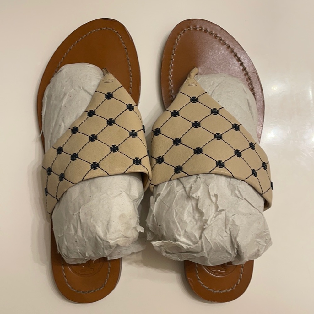 Tory Burch flip on 6.5 with box